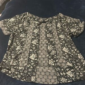 American Eagle women’s blouse. Size medium. Black and white. Good condition